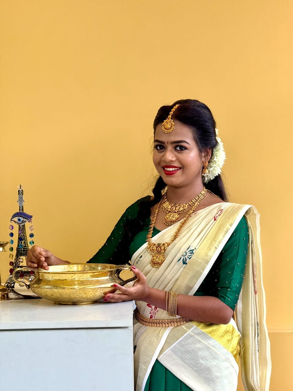 Traditional bridal look with gold jewellery and cream saree